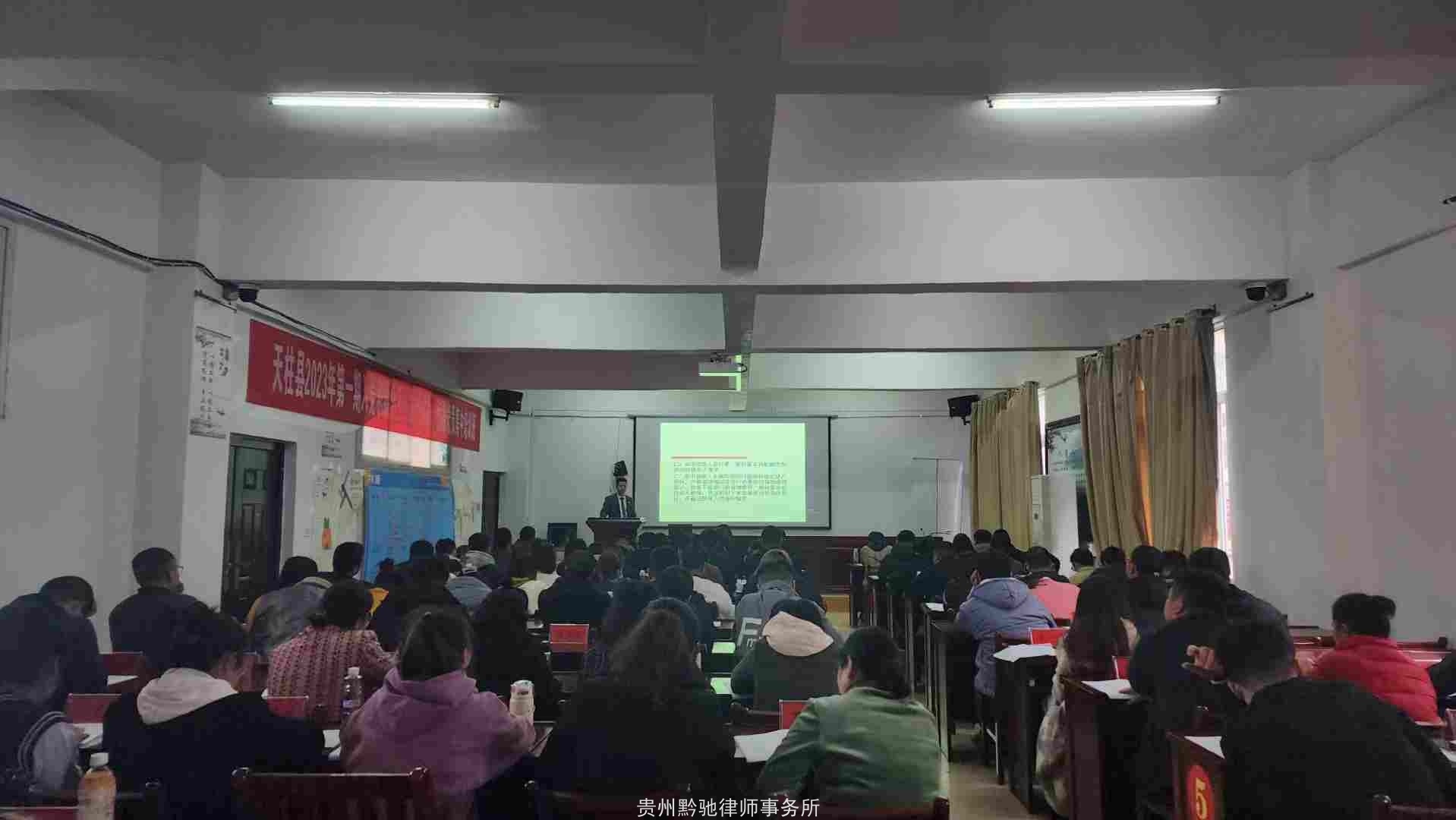 2023年(nián)3月(yuè)8日(rì)黃(huáng)桓律師(shī)在黨校(xiào)給入黨積極分(fēn)子(zǐ)上(shàng)法制(zhì)課