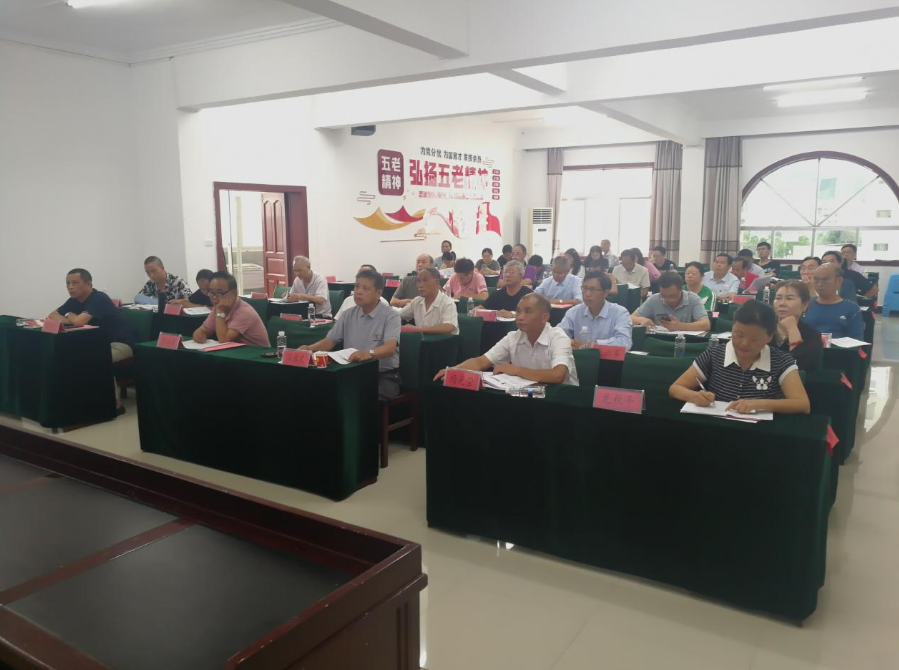 黃(huáng)桓律師(shī)給天柱縣退休幹部黨員(yuán)培訓班上(shàng)法治課