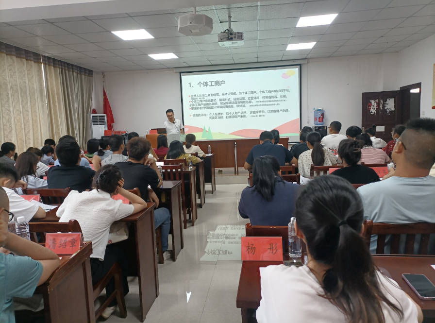 歐陽大(dà)全律師(shī)到(dào)青年(nián)馬克思主義者培養工(gōng)程培訓班上(shàng)法治課